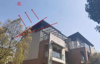 上海一别墅区居民在房顶装光伏板“发电”？还是在朝北坡面强行加高……专家：小心被掀翻